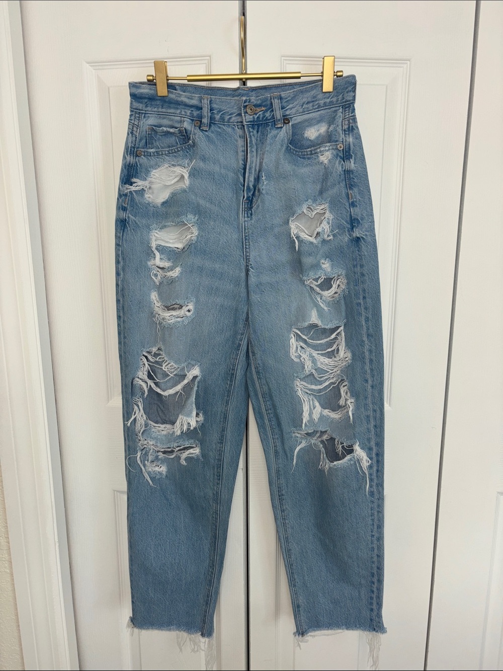 American Eagle Distressed Light Blue Relaxed Mom Jeans for Women